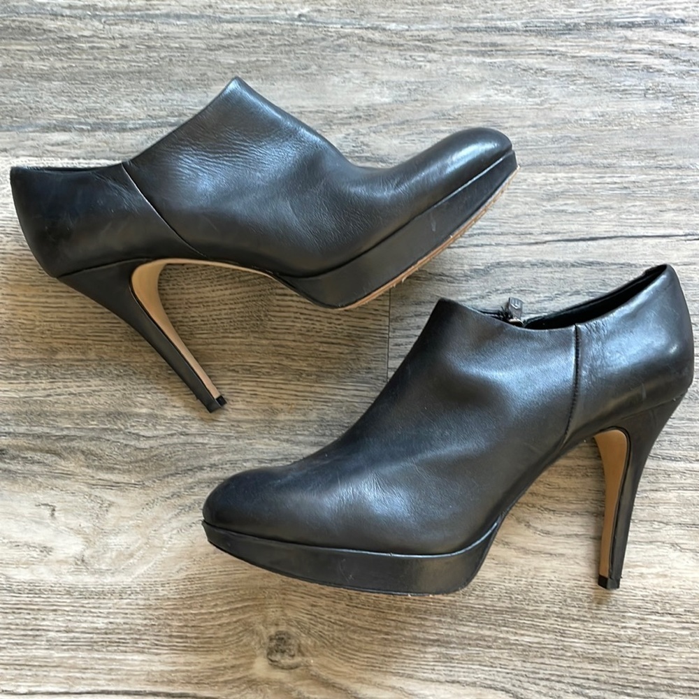Vince Camuto Women’s Black Leather Elgin Ankle Heel Bootie, size 10